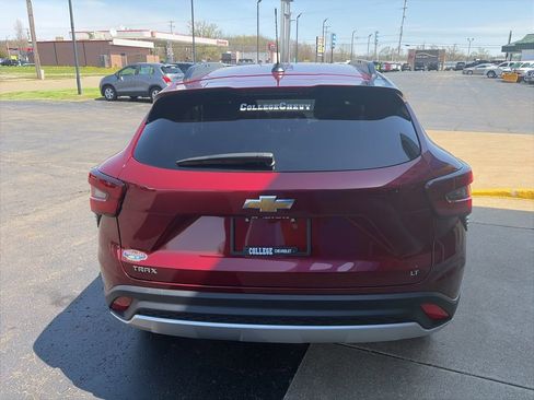 Used 2025 Chevrolet Trax LT w/ LT Convenience Package FWD image 8