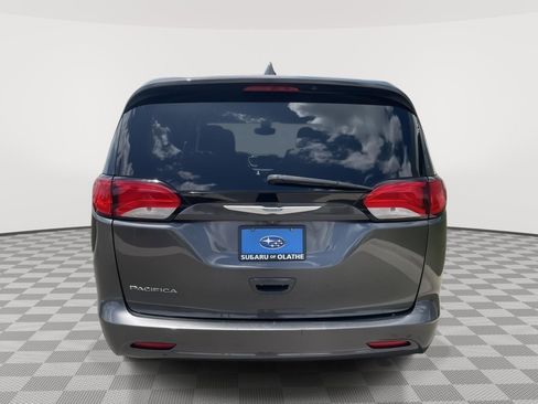 Used 2017 Chrysler Pacifica Touring FWD image 7