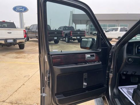 Used 2017 Lincoln Navigator Reserve image 13