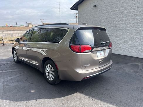 Used 2017 Chrysler Pacifica Touring-L image 10
