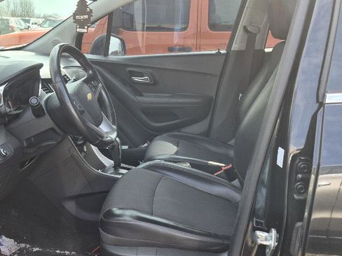 Used 2019 Chevrolet Trax LT w/ LT Convenience Package image 2