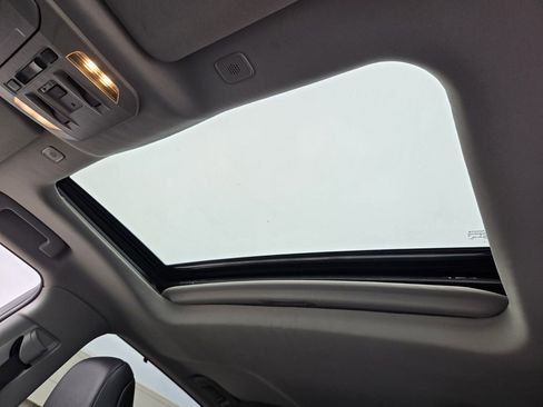 Used 2024 Toyota Highlander XLE image 17