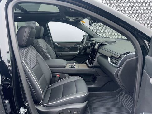 Used 2025 GMC Acadia Denali image 12