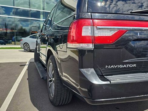 Used 2015 Lincoln Navigator 4WD image 18