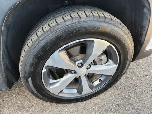 Used 2019 Jeep Cherokee Limited image 18