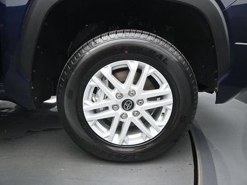 Used 2022 Toyota Tundra SR5 w/ SR5 Convenience Package AWD/4WD image 15