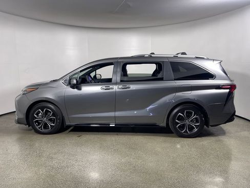 Used 2026 Toyota Sienna Platinum image 6