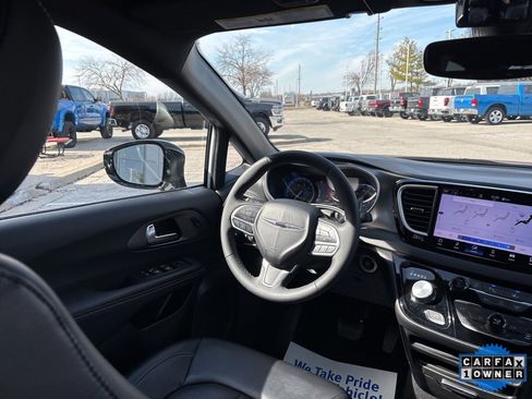 Used 2025 Chrysler Pacifica Select image 53