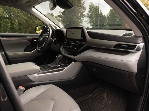 Used 2023 Toyota Highlander Limited FWD image 21