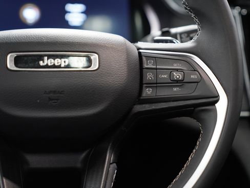 Used 2023 Jeep Grand Cherokee Laredo X image 21