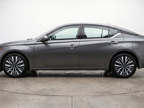 Used 2025 Nissan Altima 2.5 SV FWD image 5