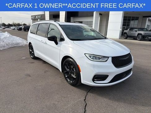 Used 2025 Chrysler Pacifica Limited image 2