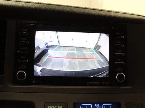 Used 2019 Toyota Sienna XLE image 16