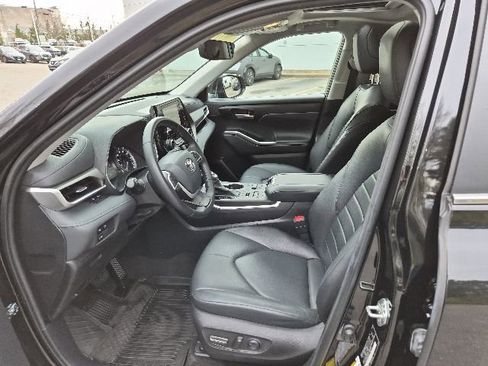 Used 2023 Toyota Highlander XLE AWD/4WD image 18
