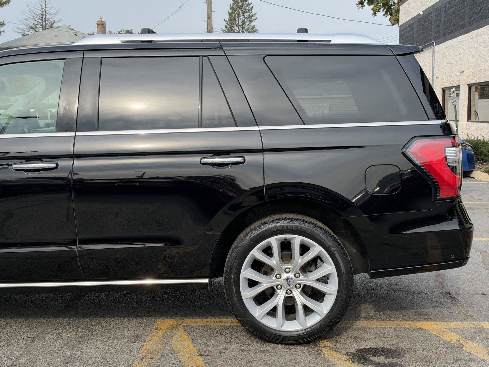 Used 2018 Ford Expedition Platinum AWD/4WD image 3