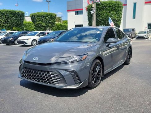 Used 2025 Toyota Camry SE FWD image 5