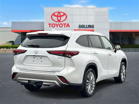 New 2026 Toyota Highlander Platinum image 3