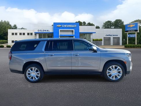 Used 2023 Chevrolet Suburban High Country w/ Premium Package 2 image 3