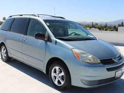 Used 2005 Toyota Sienna LE w/ LE Pkg 4 FWD image 2