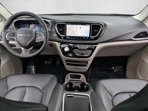 Used 2024 Chrysler Pacifica Select image 22
