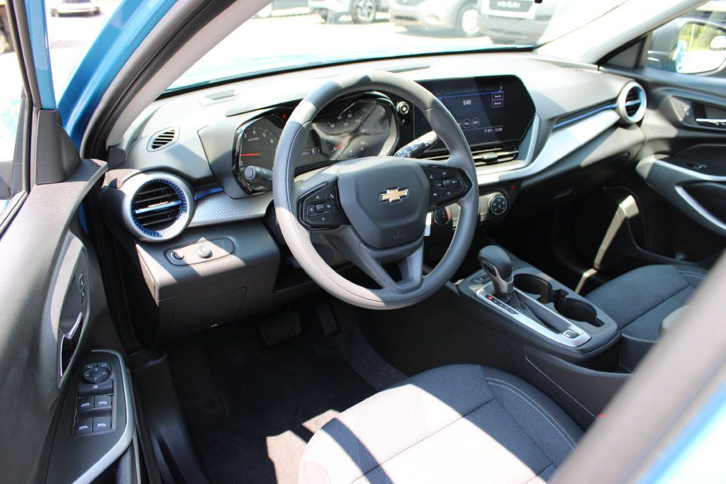 Certified 2025 Chevrolet Trax LS FWD image 12