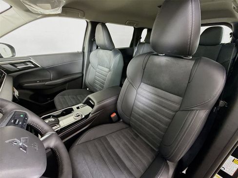 New 2026 Mitsubishi Outlander SE image 2