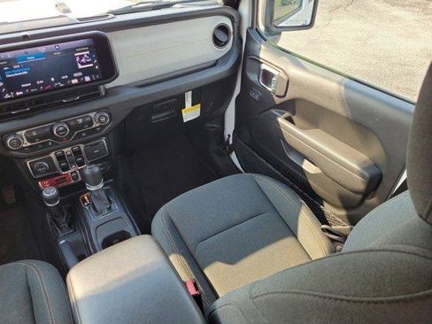Used 2025 Jeep Wrangler Willys AWD/4WD image 19