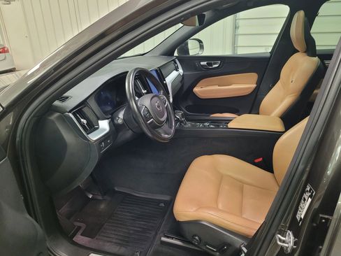 Used 2018 Volvo XC60 T5 Momentum w/ Vision Package image 14