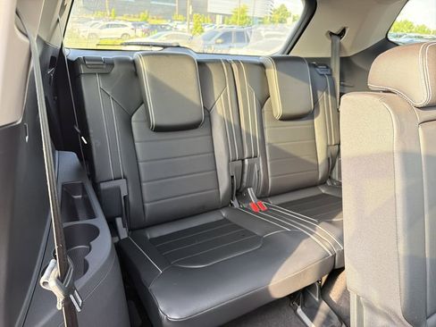Used 2024 Volkswagen Atlas SEL AWD/4WD image 17