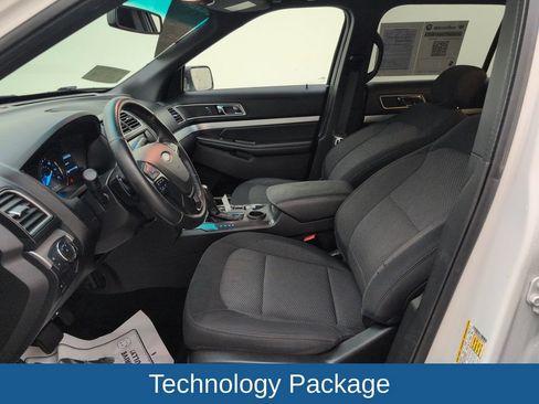 Used 2017 Ford Explorer XLT w/ Equipment Group 201A FWD image 4