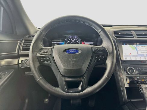 Used 2018 Ford Explorer XLT w/ Equipment Group 202A FWD image 11