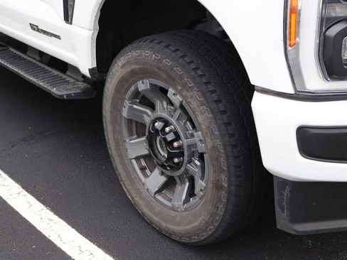 Used 2023 Ford F250 Lariat w/ Sport Appearance Package AWD/4WD image 4