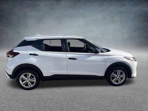 Used 2022 Nissan Kicks S image 3