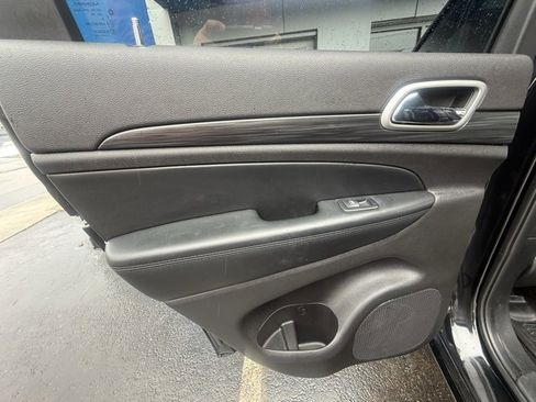 Used 2020 Jeep Grand Cherokee Altitude image 15