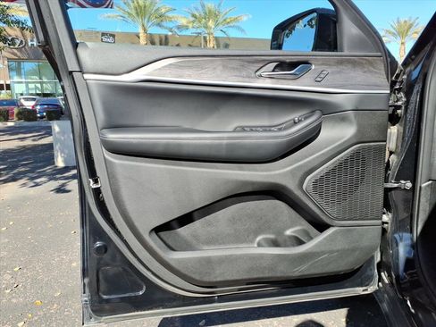 Used 2023 Jeep Grand Cherokee Limited w/ Black Appearance Package image 18