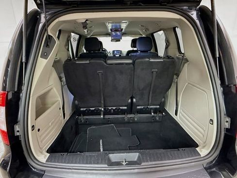 Used 2016 Chrysler Town & Country Touring w/ Driver Convenience Group image 27