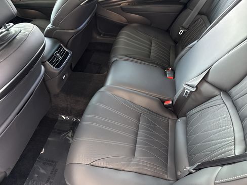 Used 2023 Lexus LS 500h AWD w/ Luxury Package image 31