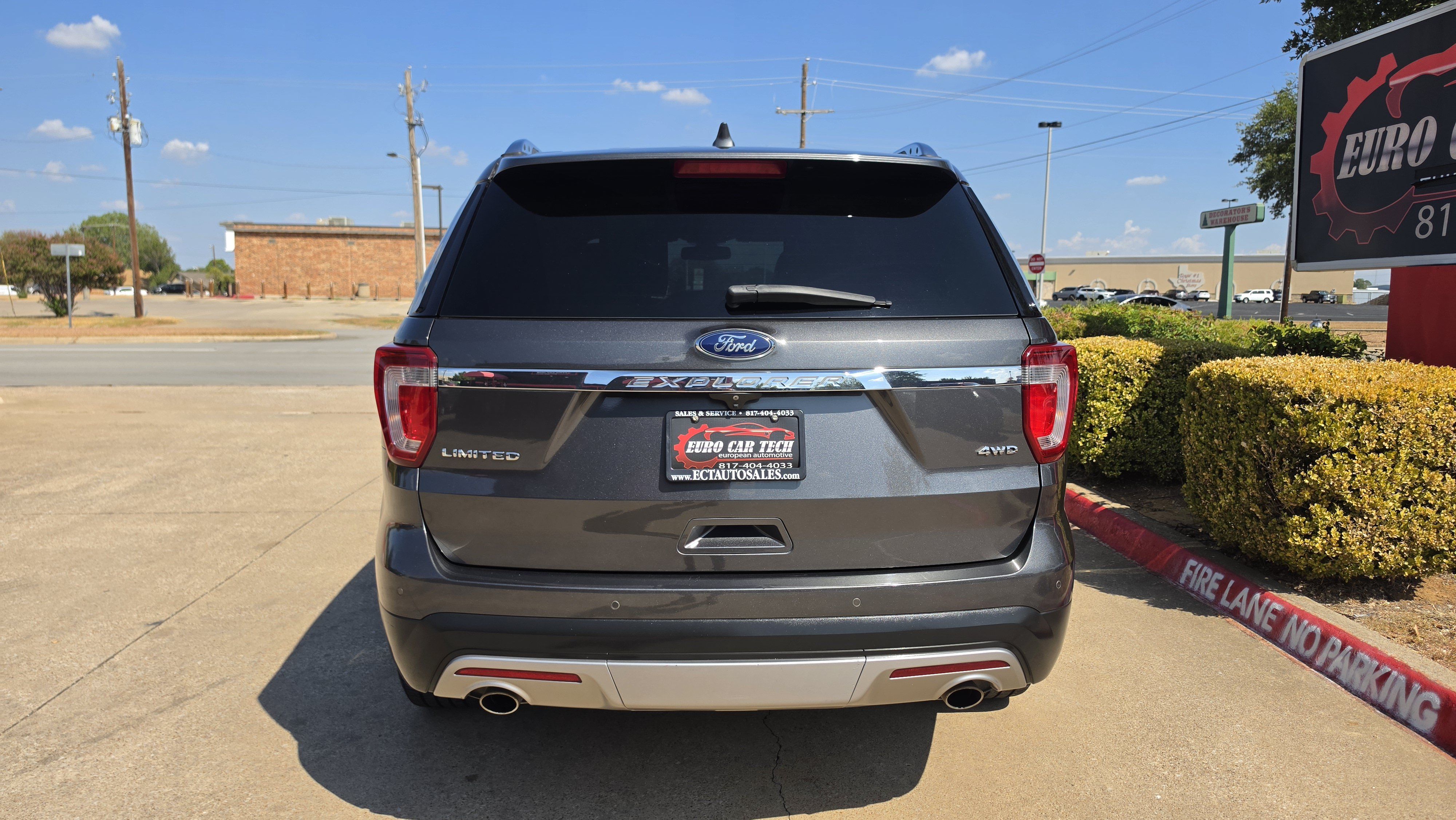 Used 2017 Ford Explorer Limited w/ Equipment Group 301A AWD/4WD image 4