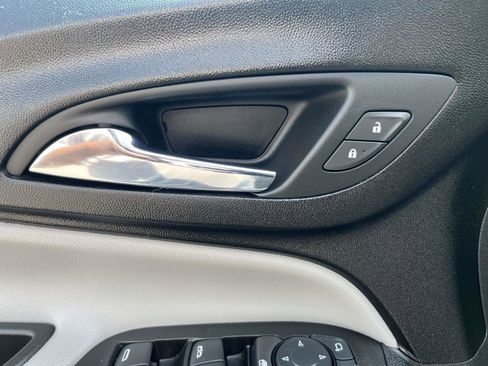 Used 2020 Chevrolet Equinox LS FWD image 13