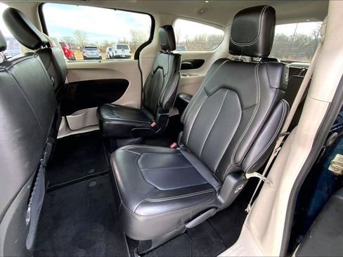 Used 2024 Chrysler Pacifica Touring-L image 21