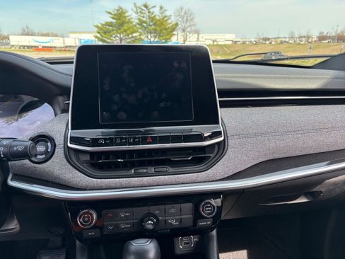 Used 2025 Jeep Compass Latitude image 17