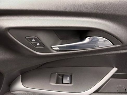 Used 2024 Chevrolet Trax RS FWD image 51