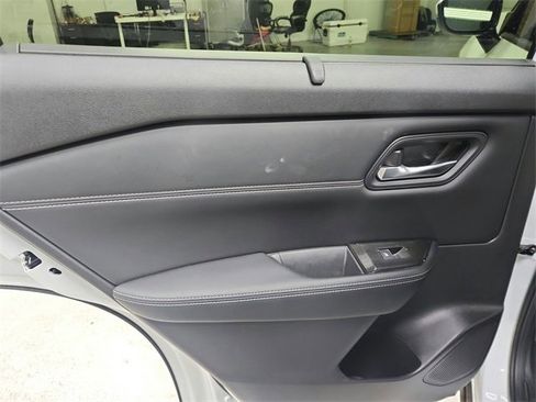 Used 2025 Nissan Rogue SL w/ SL Premium Package image 33
