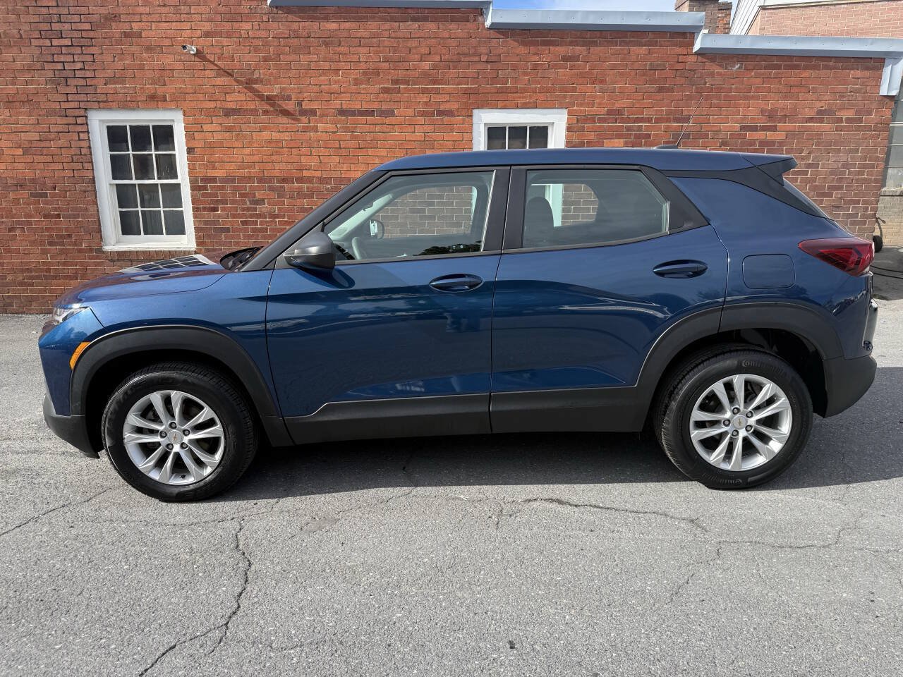 Used 2021 Chevrolet TrailBlazer LS w/ LPO, Blackout Package AWD/4WD image 2