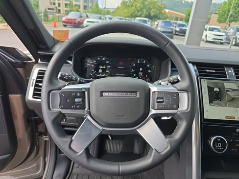 Certified 2025 Land Rover Discovery S image 32