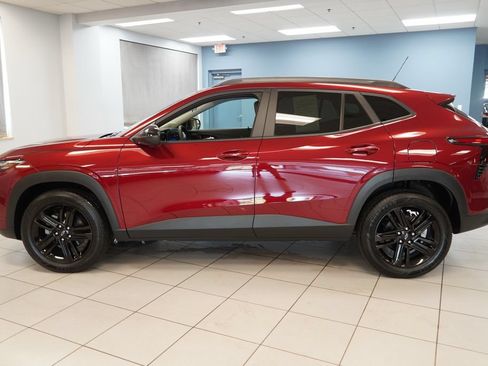Used 2024 Chevrolet Trax ACTIV w/ Sunroof Package FWD image 2
