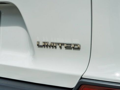 Used 2019 Jeep Cherokee Limited AWD/4WD image 8