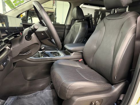 Used 2025 Kia Carnival SX FWD image 5