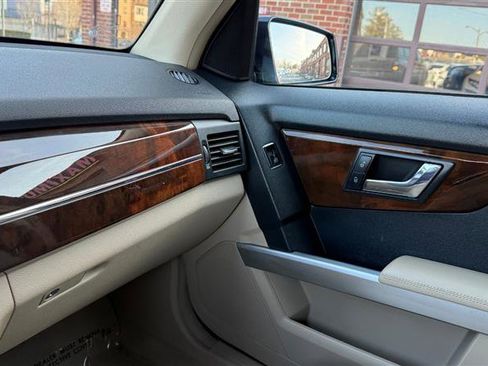 Used 2011 Mercedes-Benz GLK 350 4MATIC image 27