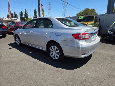 Used 2013 Toyota Corolla LE FWD image 2